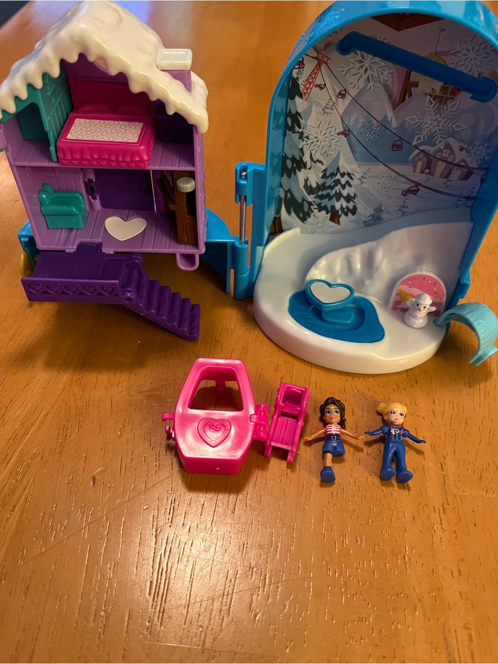 Polly Pocket Winter Ski Lodge w/ 2 dolls, gondola & accessories